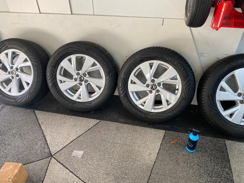4 16 inch wielen met allseason banden vw taigo en t cross, Gebruikt, 16 inch, All Season, Band(en)