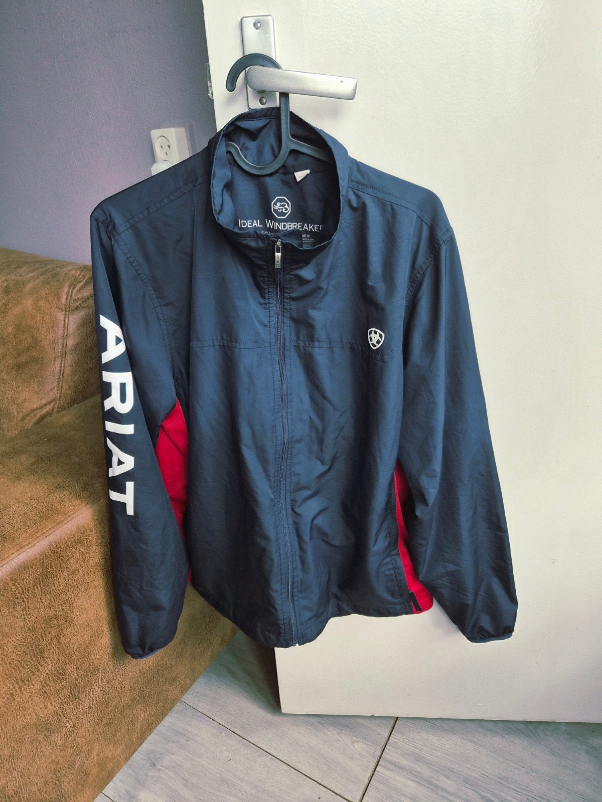 ALS NIEUWE Ariat Donkerblauw/Rood Windtbreaker zomerjack L, Blauw, L, Dressuur, Ademend