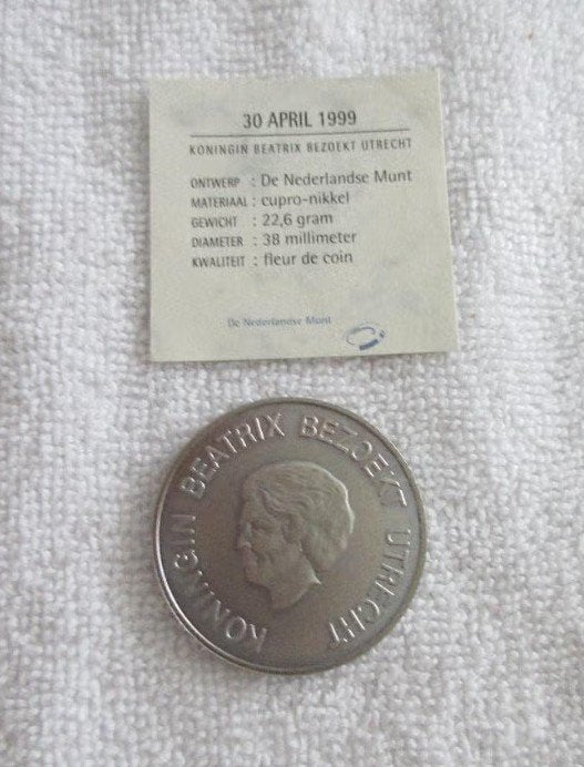 Penning Koningin Beatrix bezoekt Utrecht 30 april 1999., Ophalen of Verzenden, Overige materialen, Nederland