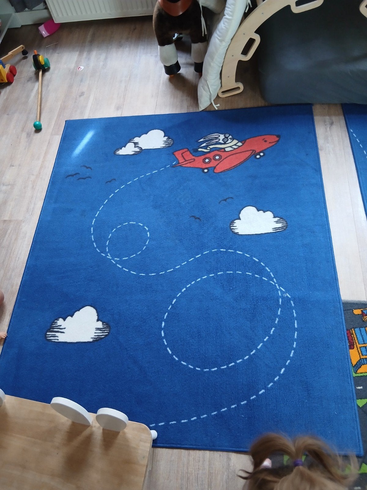 Vloerkleed speelkamer 133x161 cm - Blauw met vliegtuig, Ophalen, Gebruikt, Kleed of Kussen