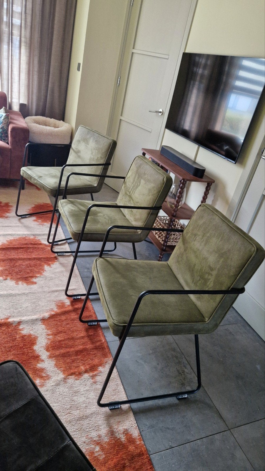 3 Olijfgroene Suède Eetkamerstoelen met Armleuning, Gebruikt, Overige kleuren, Drie, Ophalen of Verzenden