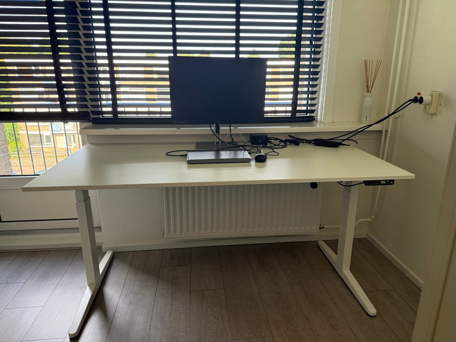 Ahrend Zit-sta Bureau Elektrisch Verstelbaar 160x80, Ophalen, Zit-sta bureau, Elektrisch, Zo goed als nieuw