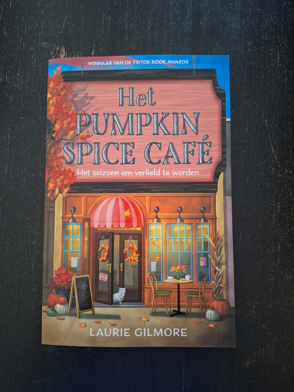 Het Pumpkin Spice Café - Laurie Gilmore, Boeken, Romans, Zo goed als nieuw, Europa overig, Ophalen of Verzenden