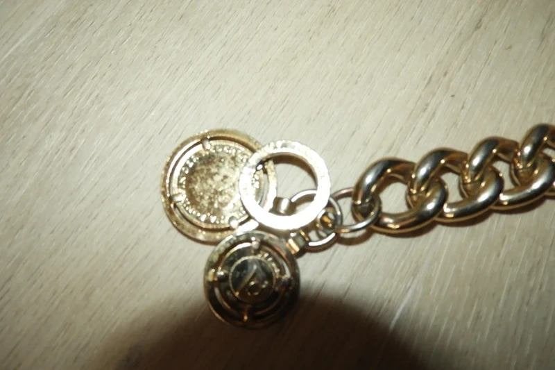 Tov Essentials schakkel armband bedels munten eraan in doos, Sieraden, Tassen en Uiterlijk, Gebruikt, Staal, Verzenden, Met bedels of kralen