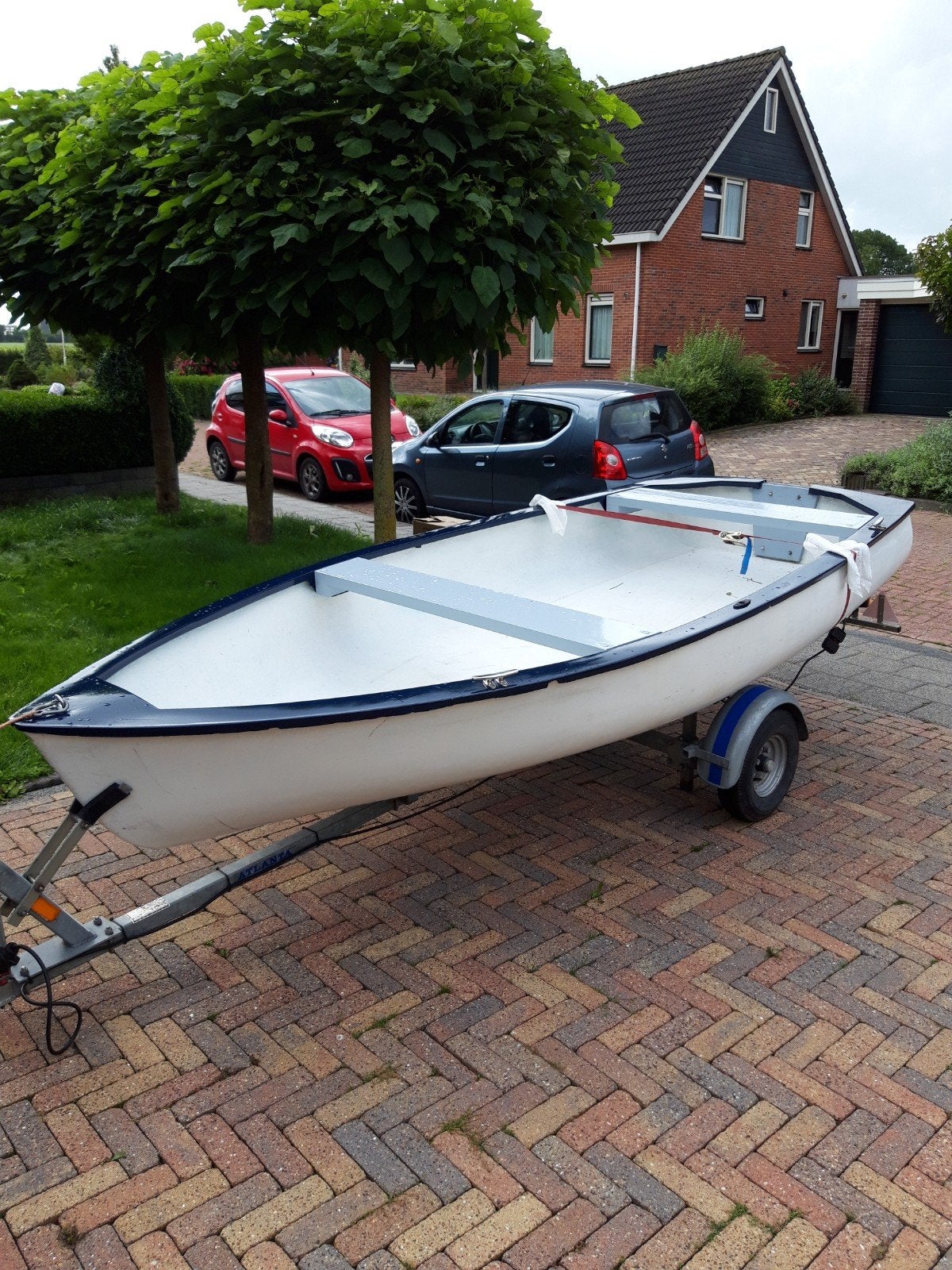 Stabiele roeiboot met Honda buitenboordmotor en trailer, Ophalen, Gebruikt, 5 tot 10 pk, Viertaktmotor