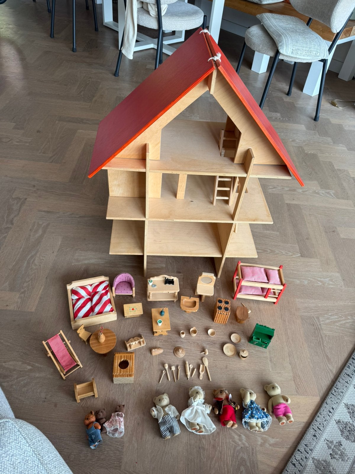 Houten poppenhuis met prachtige meubels en beertjes, Ophalen of Verzenden, Gebruikt, Poppenhuis