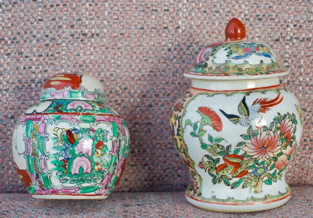 2 chinese dekselvasen, Famille Verte, 1e helft 20e eeuw., Ophalen of Verzenden