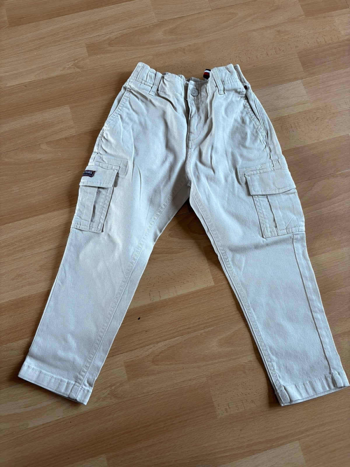 Tommy Hilfiger mooie beige cargo broek mt 104 ZGAN, Kinderen en Baby's, Ophalen of Verzenden, Zo goed als nieuw, Jongen, Broek