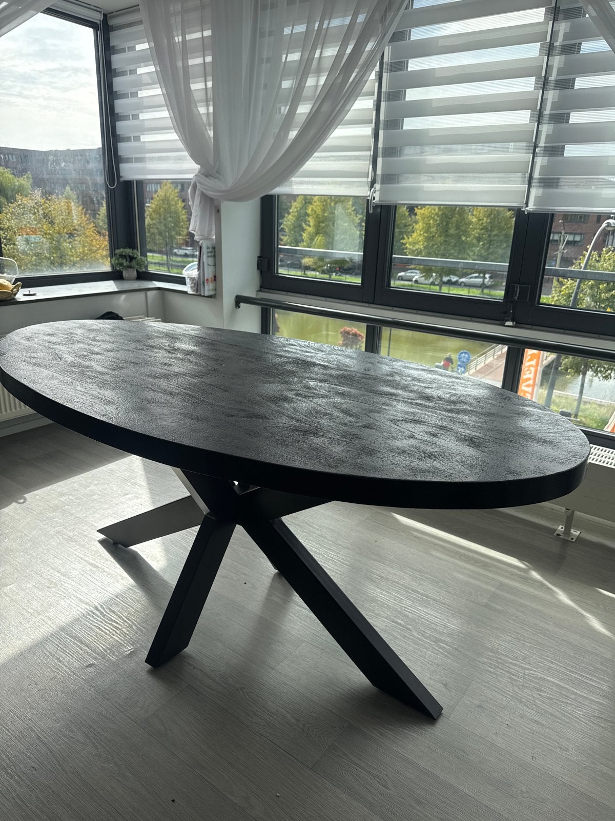 Elegante ovale eettafel van mangohout - Zwart, Ophalen, Zo goed als nieuw, 150 tot 200 cm, Vier personen