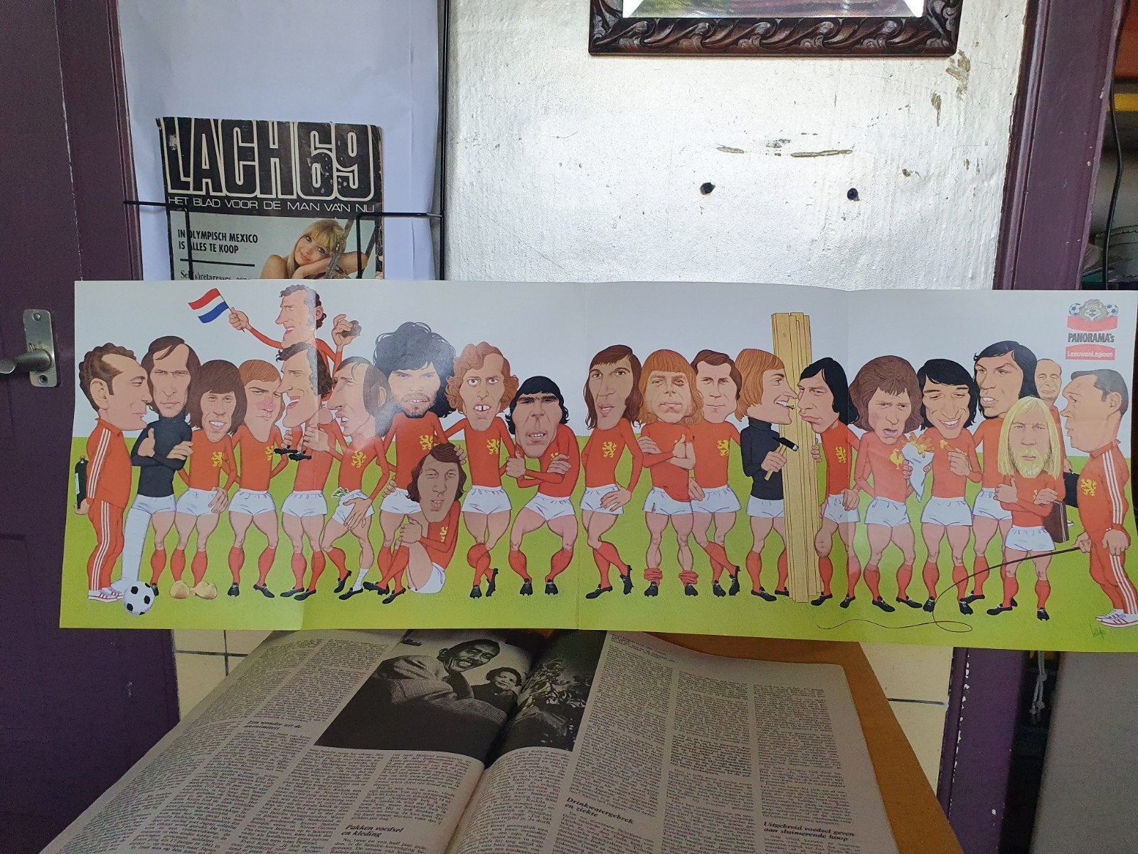 Panorama van 3 mei 1974 met spot poster Nederlands elftal, Verzamelen, Ophalen of Verzenden, Gebruikt, Overige binnenlandse clubs