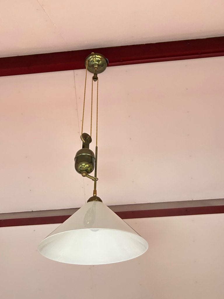 Vintage Hanglamp Messing met Katrol en Melkglazen kap, Huis en Inrichting, Lampen | Hanglampen, Gebruikt, 75 cm of meer, Glas