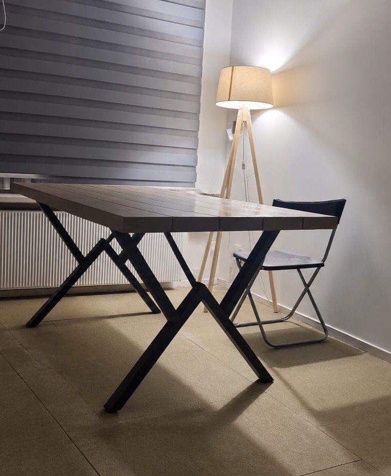 Moderne eettafel met metalen onderstel, Overige houtsoorten, 100 tot 150 cm, Zo goed als nieuw, Modern industrieel
