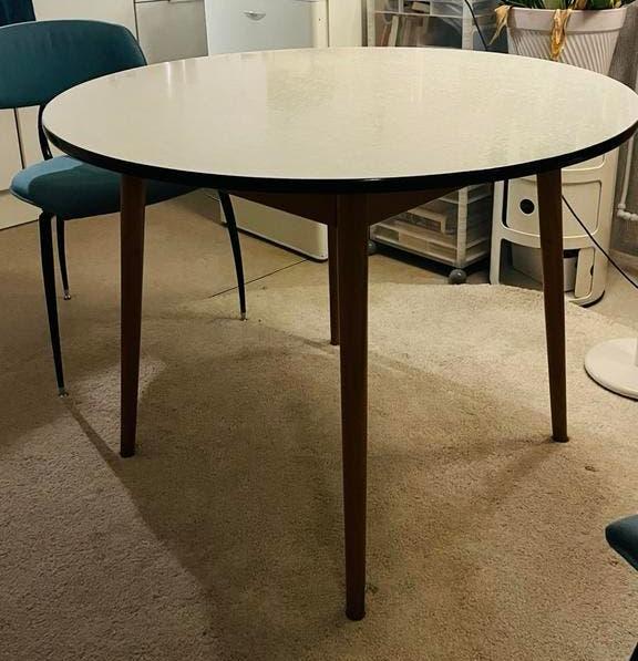 Vintage ronde eettafel met formica blad., Ophalen, Zo goed als nieuw, Rond, 100 tot 150 cm