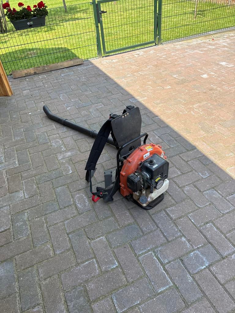 Husqvarna 141B Ruggedragen Bladblazer - Benzine, Tuin en Terras, Ophalen, Zo goed als nieuw, Benzine, Ruggedragen