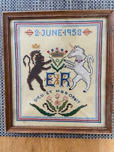 ingelijst borduurwerk  kroning Elisabeth  2 juni 1953, Verzamelen, Ophalen of Verzenden, Gebruikt, Buitenland, Overige typen