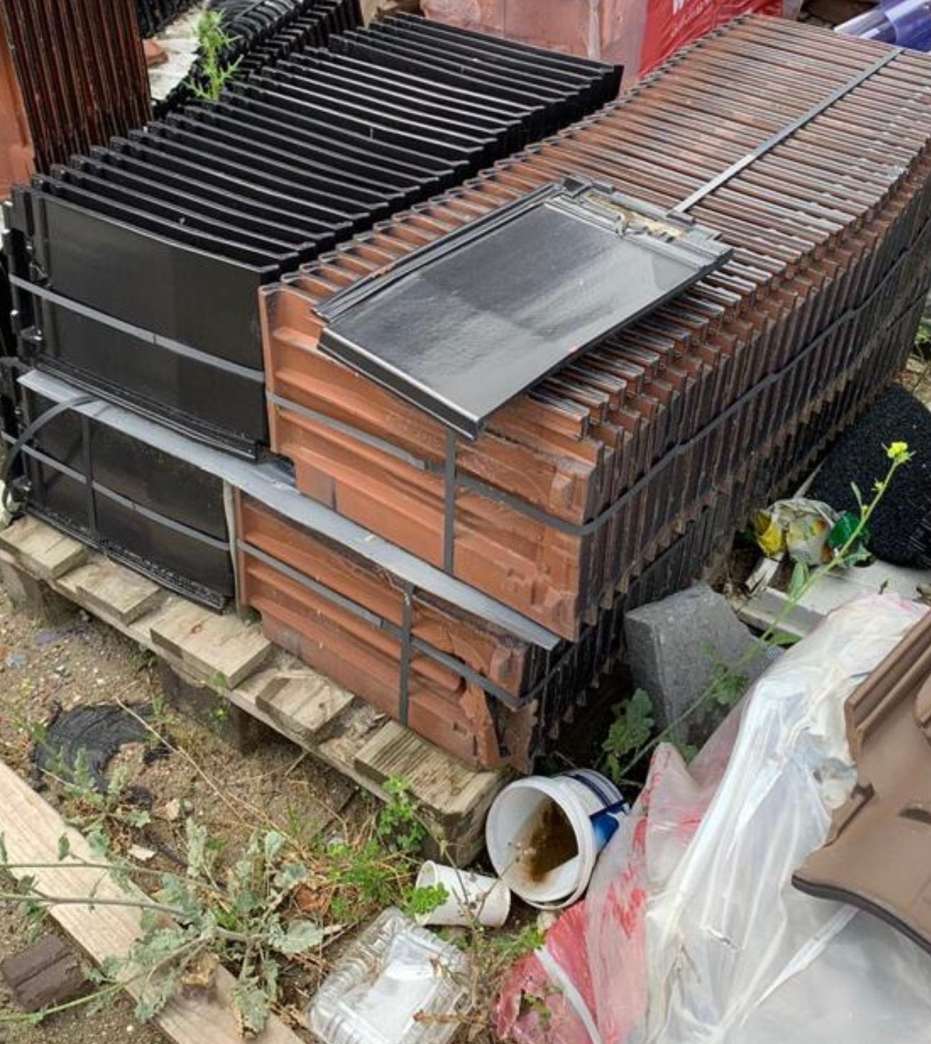 Nieuwe dakpannen Datura matzwart verglaazd ook nok en gevel, Doe-het-zelf en Verbouw, Dakpannen en Dakbedekking, Ophalen, Steen of Klei