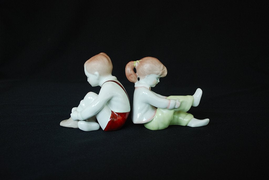 Vintage Porselein Kind zich aankledend Set van twee 1960's, Ophalen of Verzenden
