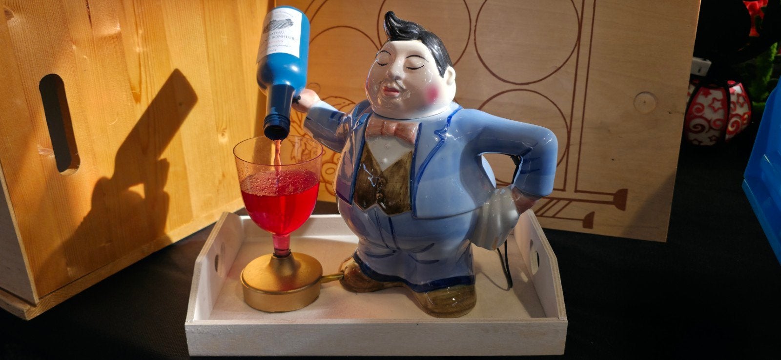 Te koop:Ober met een glaasje rode wijn.., Ophalen of Verzenden, Nieuw, Overige typen