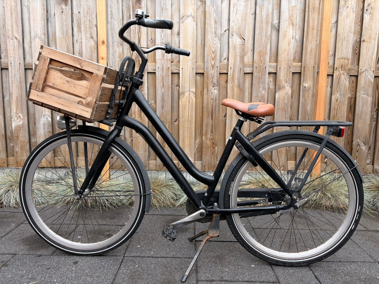 Zwarte transportfiets met houten krat – gebruikt, 56 cm of meer, Ophalen of Verzenden, Gebruikt, Terugtraprem