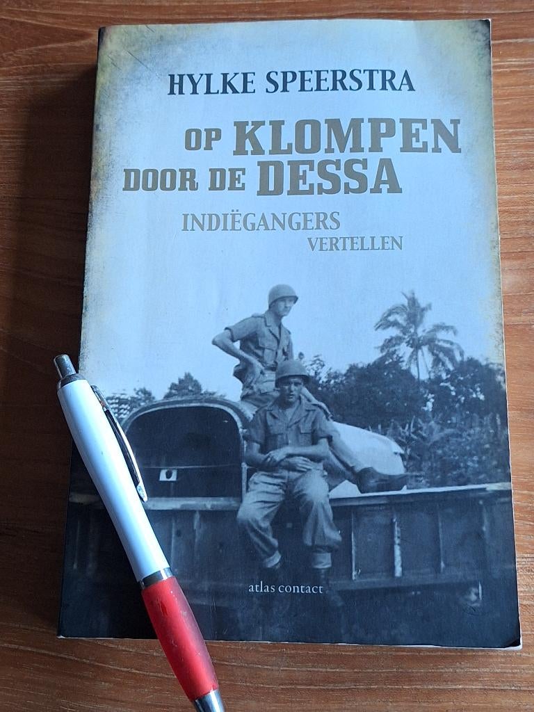 Op klompen door de dessa Indiëgangers vertellen, Boeken, Ophalen of Verzenden, Tweede Wereldoorlog, Gelezen, Overige onderwerpen
