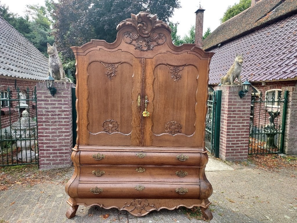Hollands gebogen eiken kabinet met snijwerk, 18e eeuw., Antiek en Kunst, Ophalen