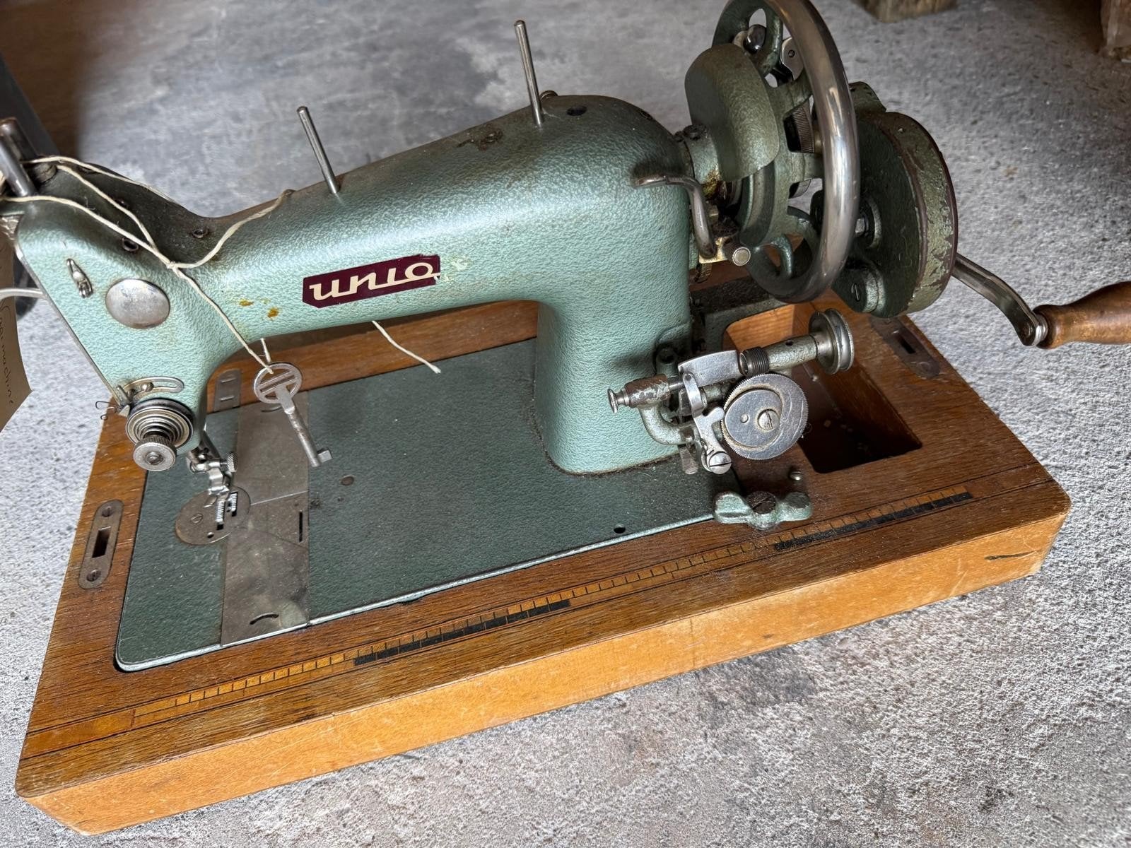 Vintage WILO Naaimachine met Houten Onderstel, Ophalen