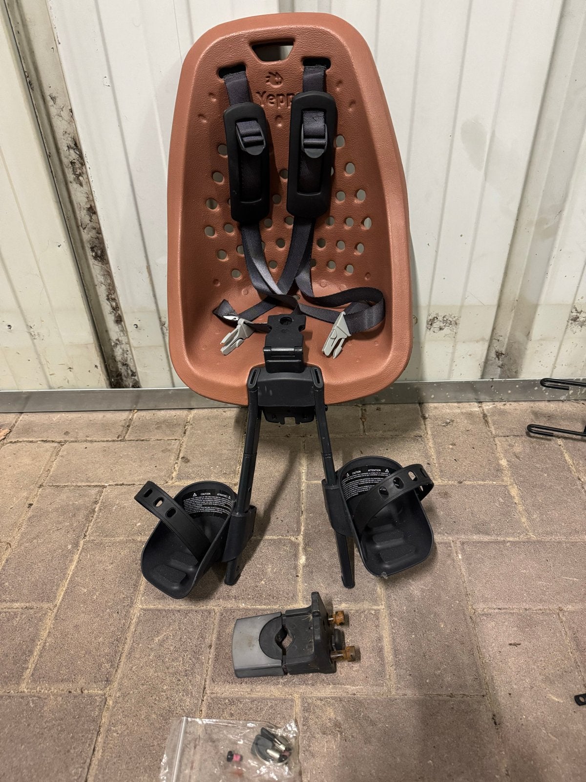 Voorzitje Thule Yepp mini bruin, Fietsen en Brommers, Fietsaccessoires | Fietsstoeltjes, Ophalen, Achterzitje, 9 t/m 18 kg, Gebruikt