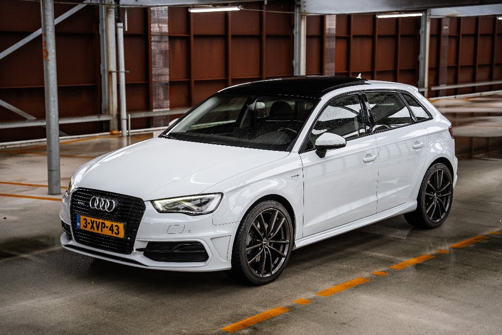 Audi A3 e-tron 204pk S-line | Pano | 19” |Dealer vanaf 68 km, Auto's, Audi, 4 cilinders, Wit, 1395 cc, 149 pk
