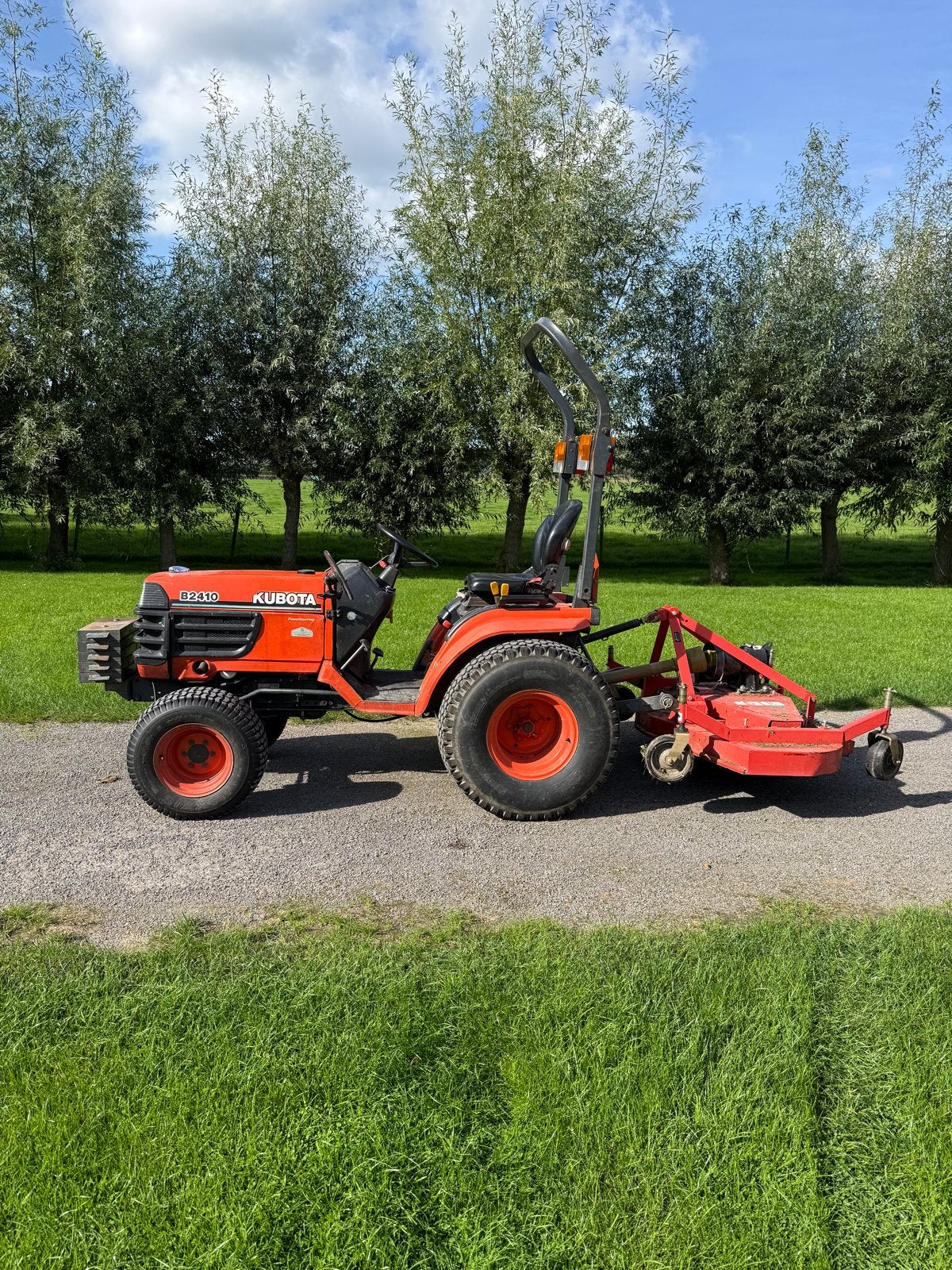 Kubota B2410 🚜 met Cirkelmaaier en Klepelmaaier, Ophalen, Weidebouw