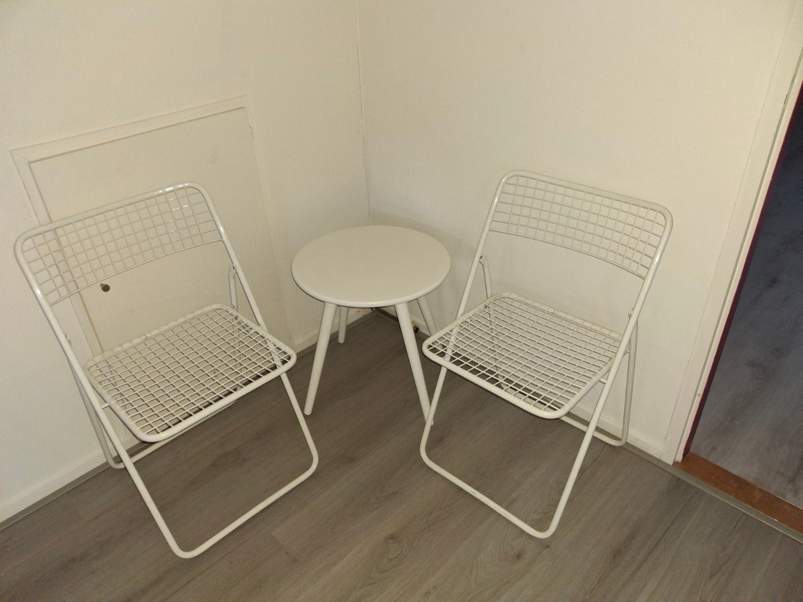 Leuk tafeltje met 2 witte metalen stoeltjes, 2 krukken, Ophalen, 60 tot 90 cm