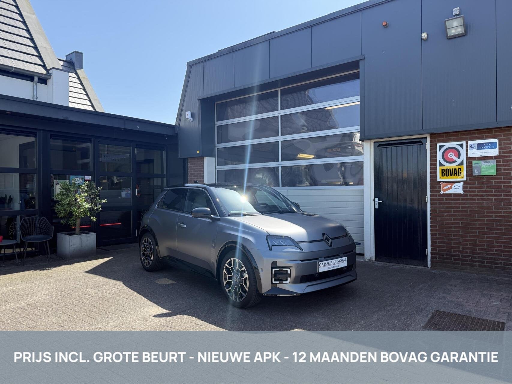 Renault 5 Electric 52KwH Roland Garros NIEUW DIRECT LEVERBAA, 12 maanden, Overige carrosserieën, Leder en Stof, Origineel Nederlands