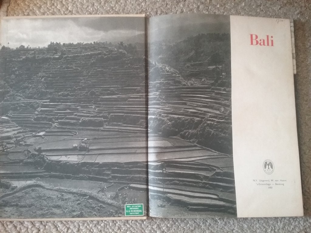Bali (1951; fotoboek Indonesië), Ophalen of Verzenden, Gelezen, Azië