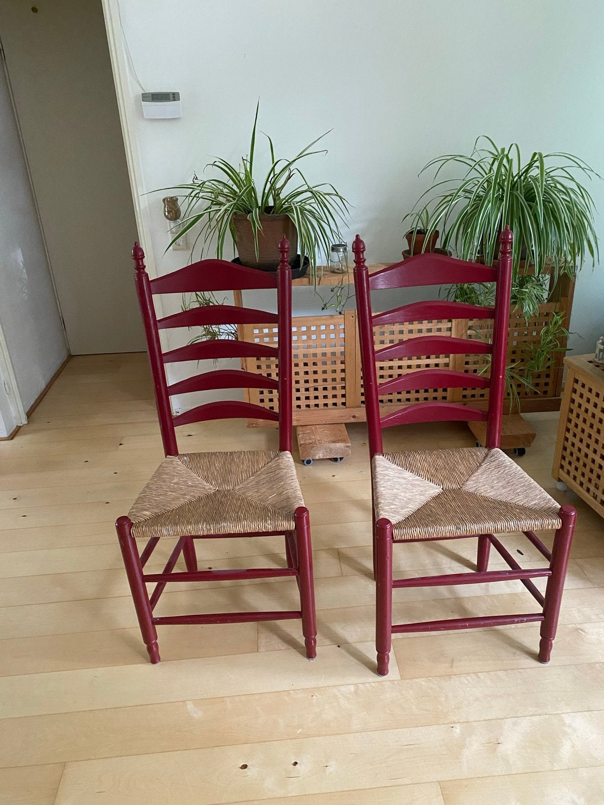 Twee rode houten eetkamerstoelen met rieten zitting, Huis en Inrichting, Stoelen, Ophalen, Gebruikt, Twee, Rood