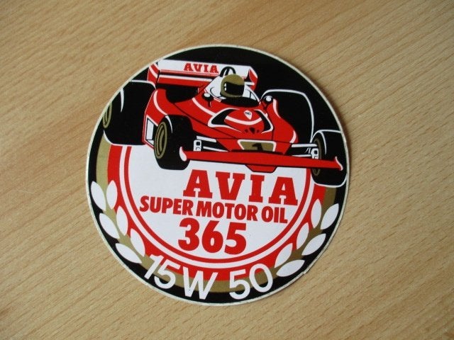 Avia super moter oil 365 sticker 15W50 10cm met racewagen, Ophalen of Verzenden, Zo goed als nieuw, Bedrijf of Vereniging