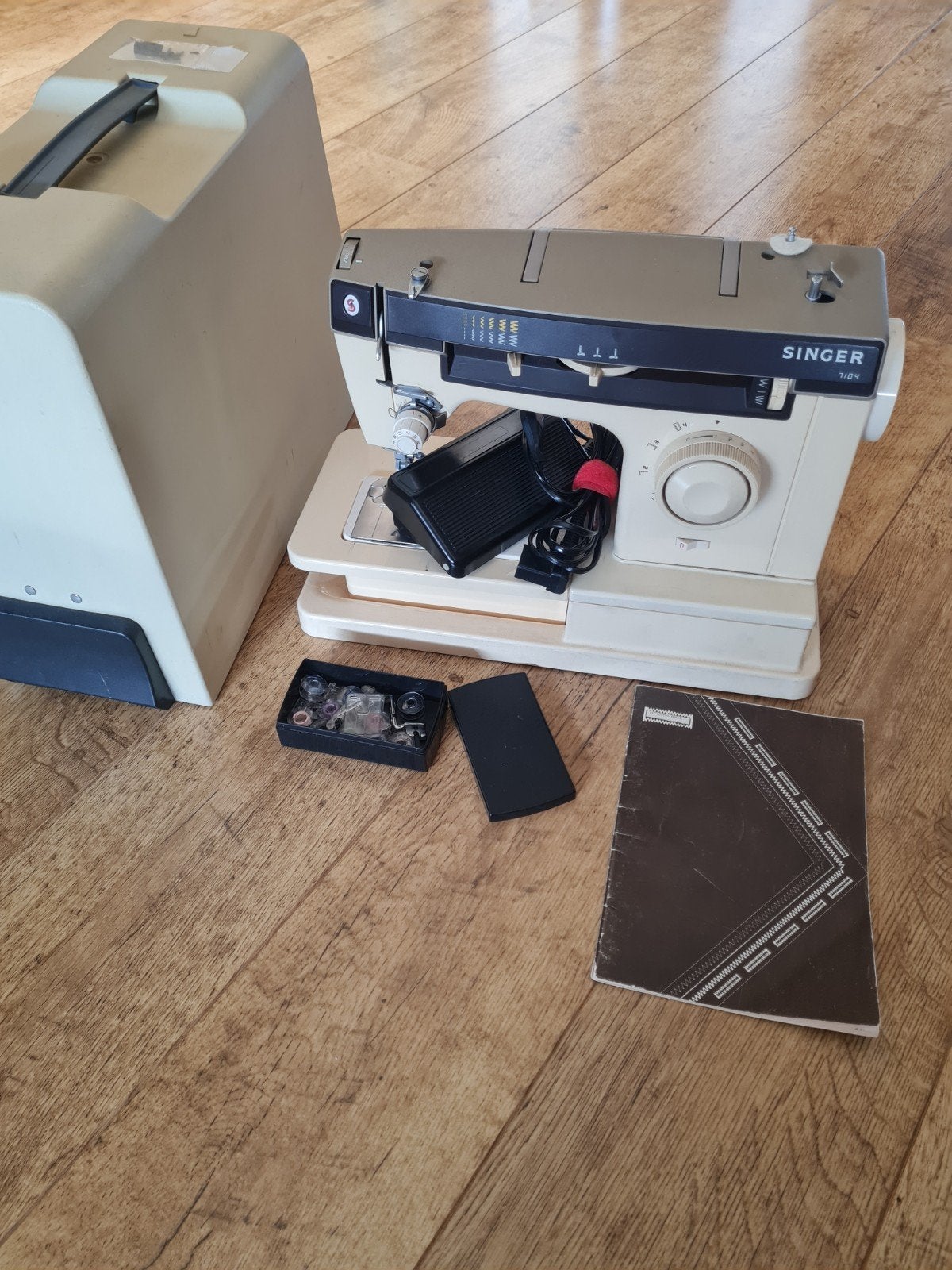 Singer 7104 Naaimachine met accessoires en handleiding, Hobby en Vrije tijd, Naaimachines en Toebehoren, Ophalen, Gebruikt, Naaimachine