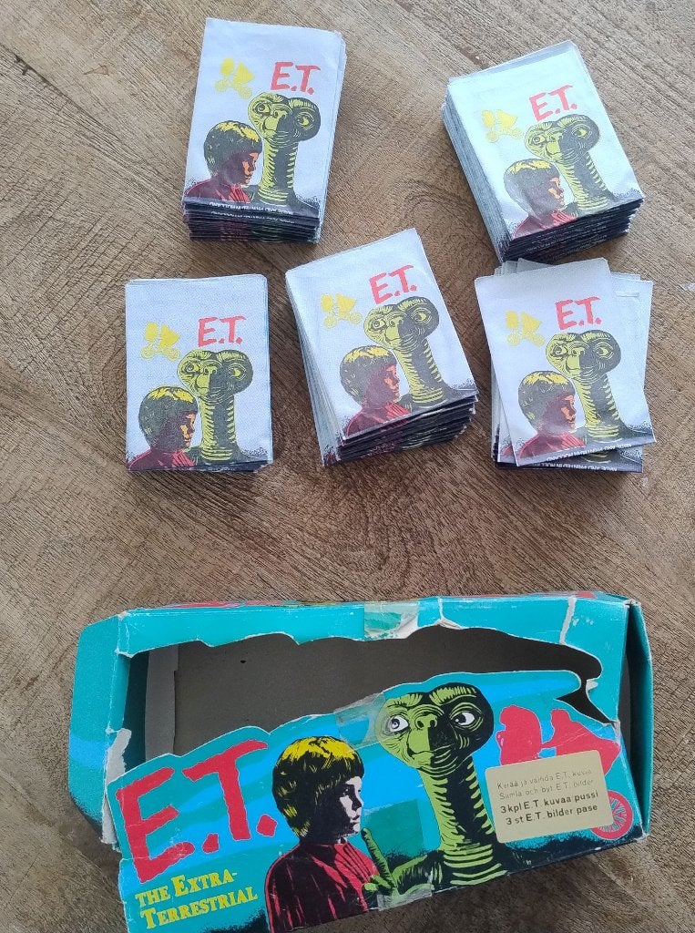 Display / Doos met 100 zakjes verzamelplaatjes ET (17), Ophalen of Verzenden, Zo goed als nieuw, Meerdere plaatjes