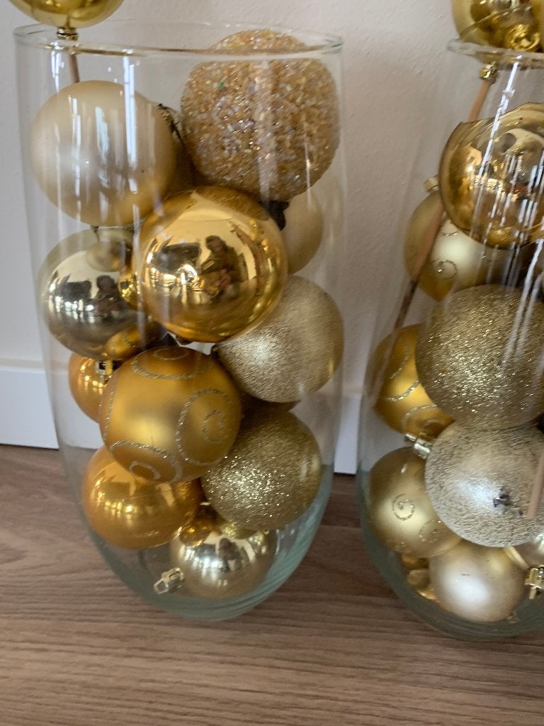 Te koop 2 glazen vazen met goudkleurige kerstballen, Ophalen, Zo goed als nieuw