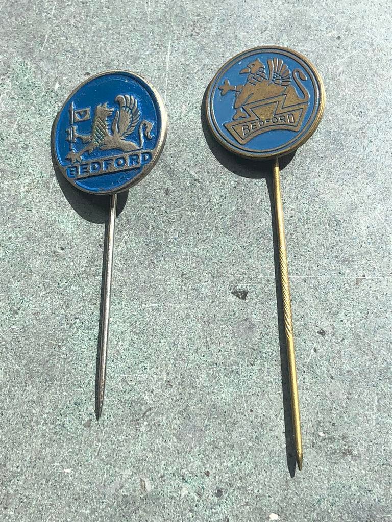 2 oude Bedford speldjes (ook los te koop), Ophalen of Verzenden, Gebruikt, Merk, Speldje of Pin