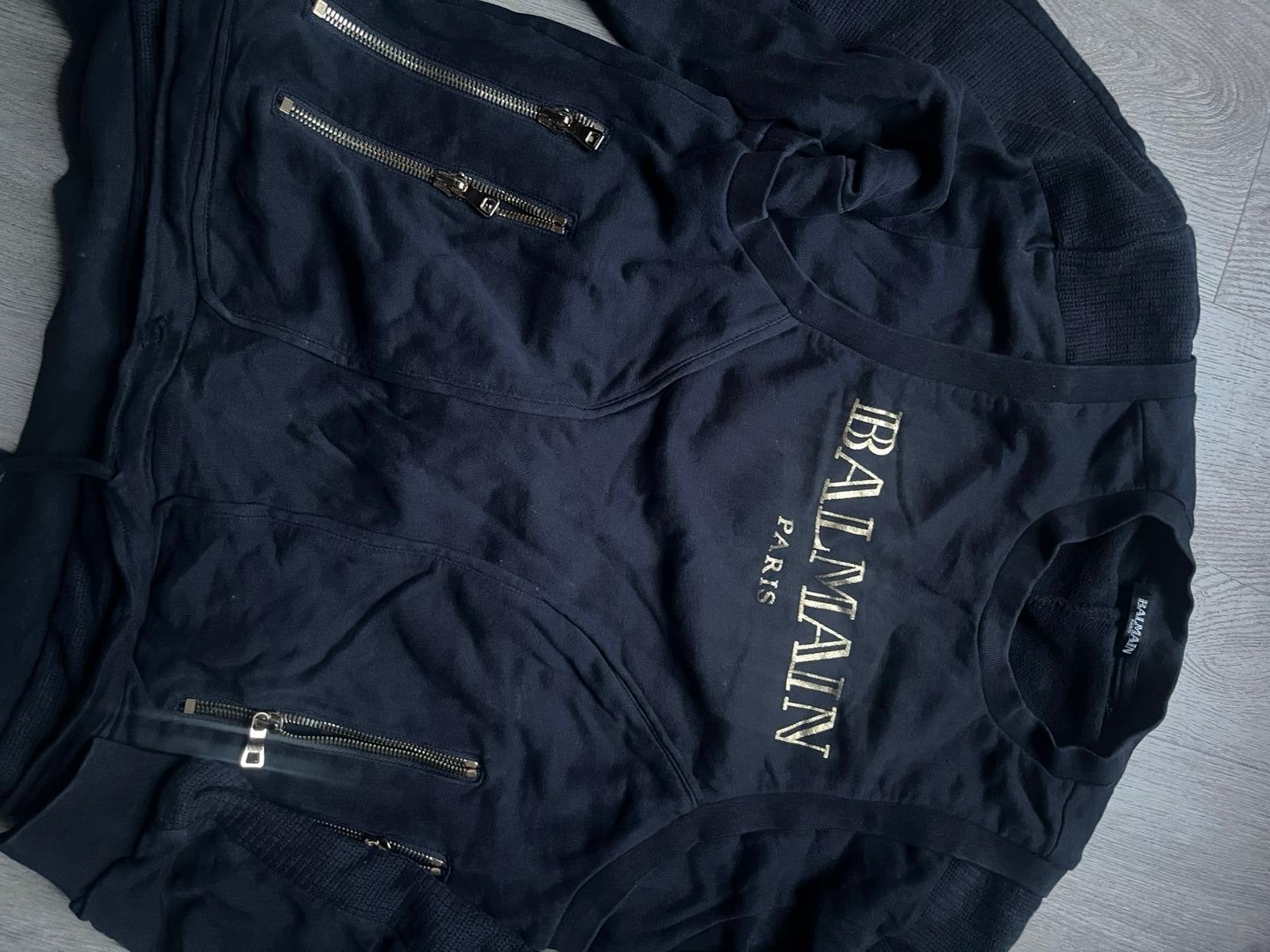 Balmain Paris Sweater Zwart met Gouden Logo, Ophalen of Verzenden, Zo goed als nieuw, Maat 48/50 (M), Zwart