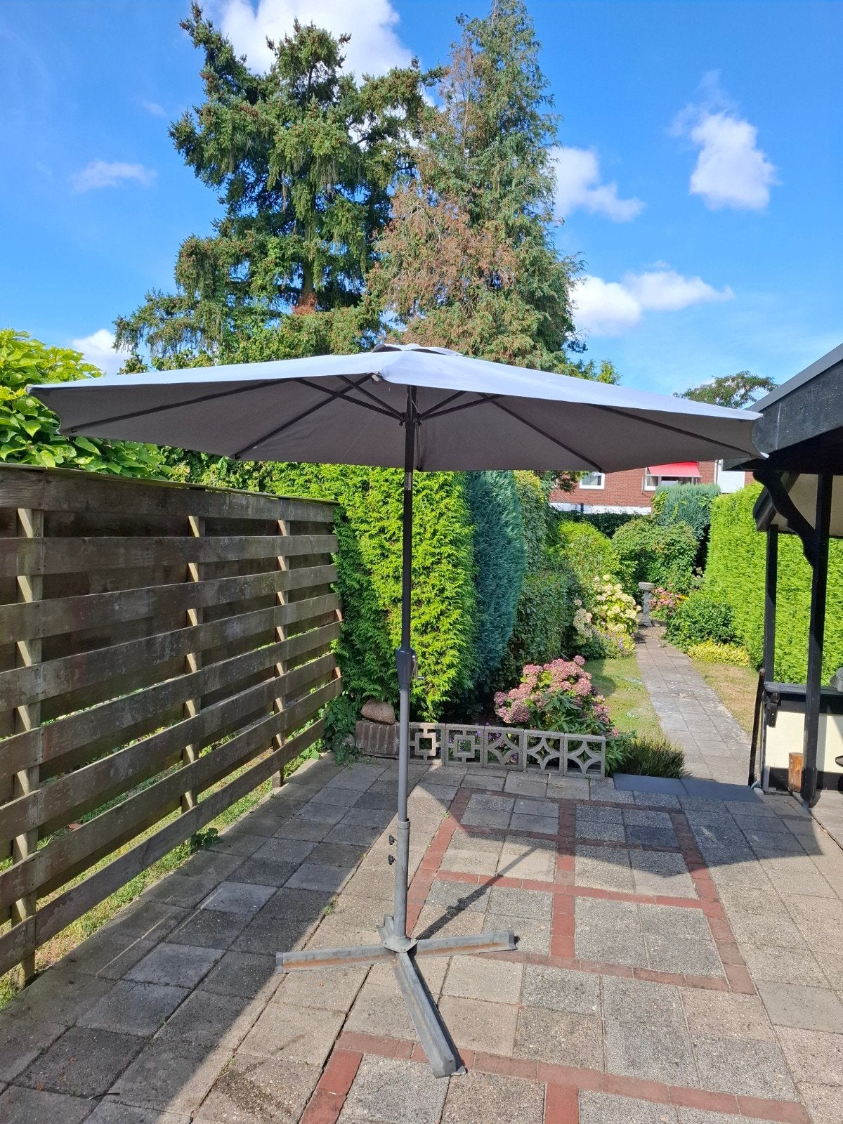 Parasol grijs met voet, Tuin en Terras, Parasols, Ophalen, Zo goed als nieuw, Parasolvoet, Kantelbaar