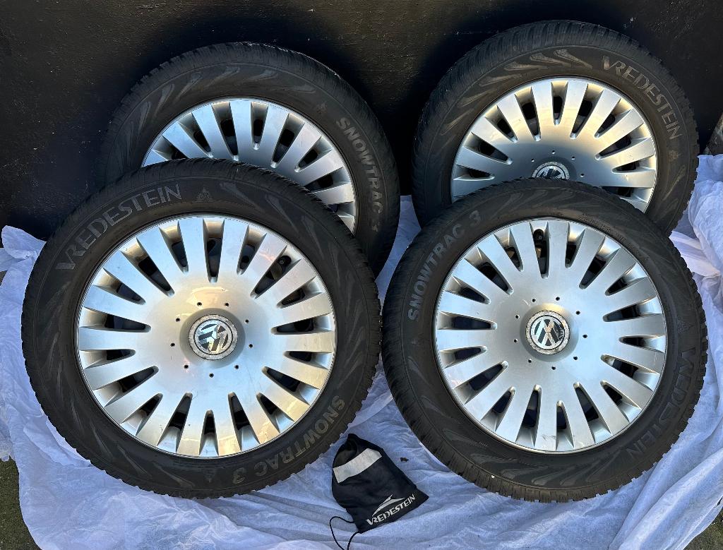 Stalen VW velgen 16 inch, wieldoppen winterbanden Vredestein, Ophalen, Gebruikt