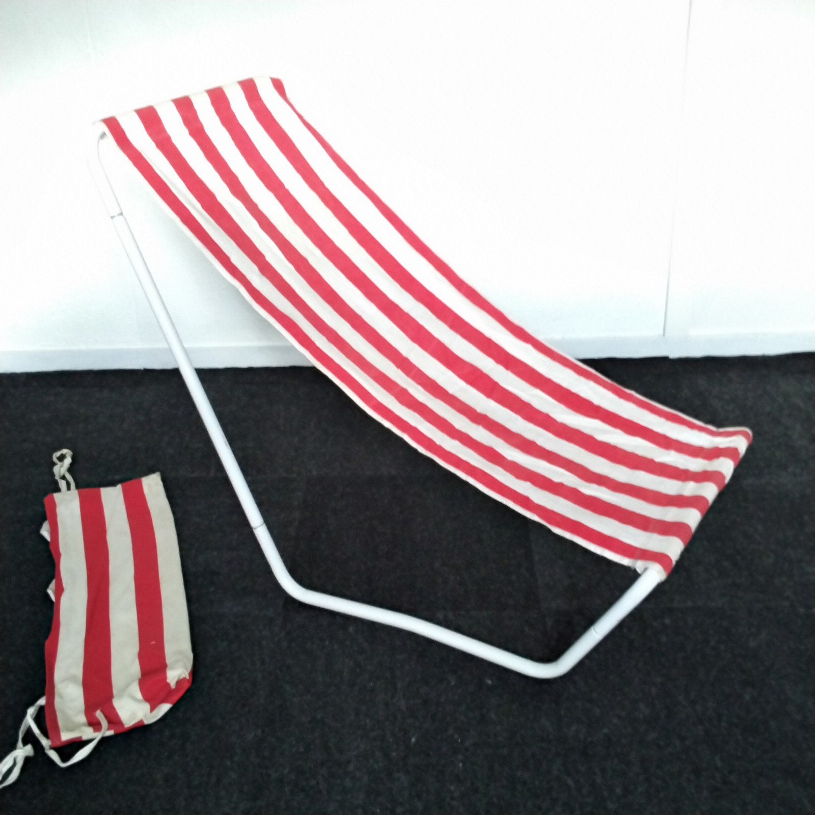 Opvouwbare strandstoel rood-wit gestreept, Ophalen of Verzenden, Gebruikt, Metaal, Inklapbaar