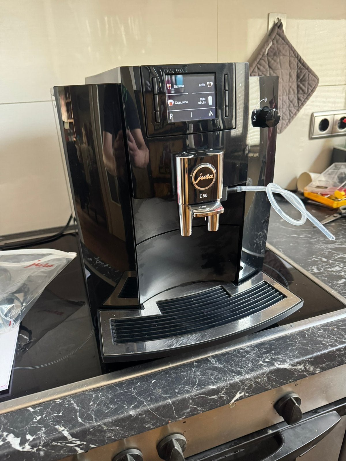Jura E6/60 piano black voorzien van groot onderhoud, Ophalen of Verzenden, Zo goed als nieuw, Overige merken