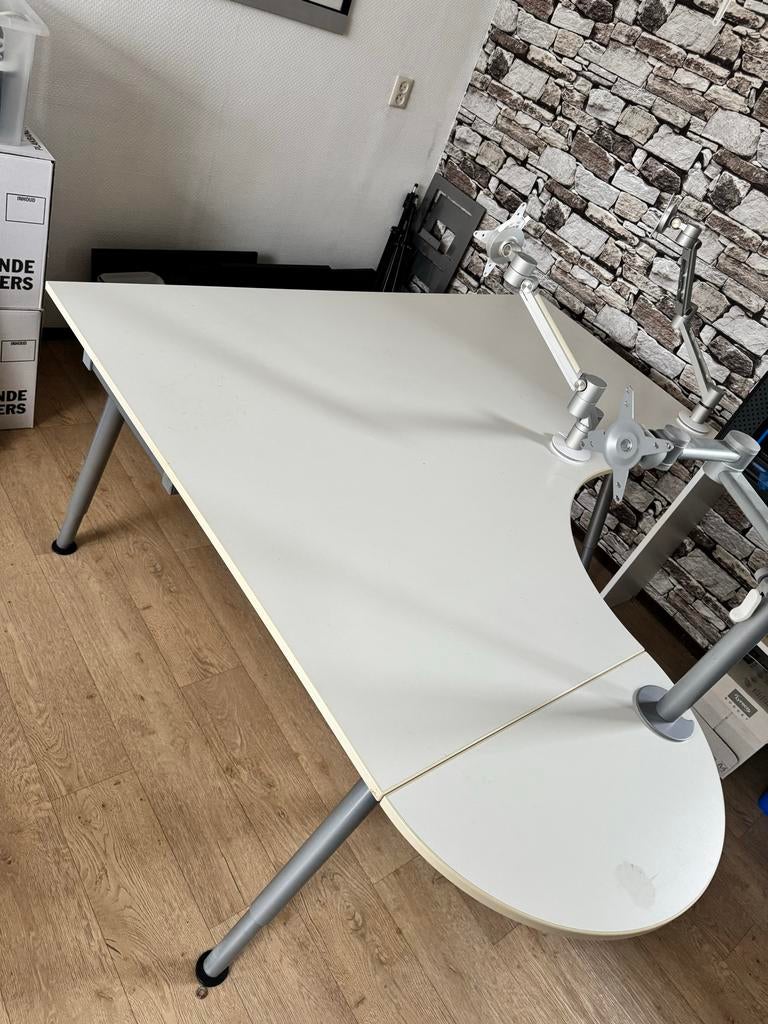 Wit IKEA bureau incl 3 monitorarmen, Ophalen, Gebruikt, IKEA, Computerbureau