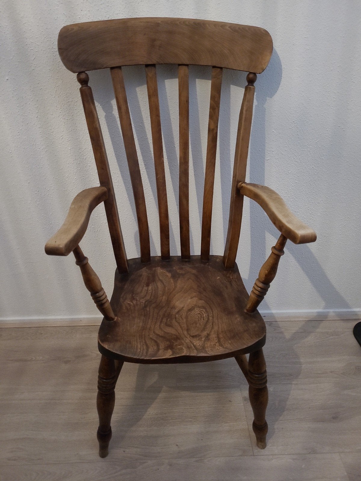 Oude decoratieve rokersstoel met doorleefde leuningen, Antiek en Kunst, Ophalen