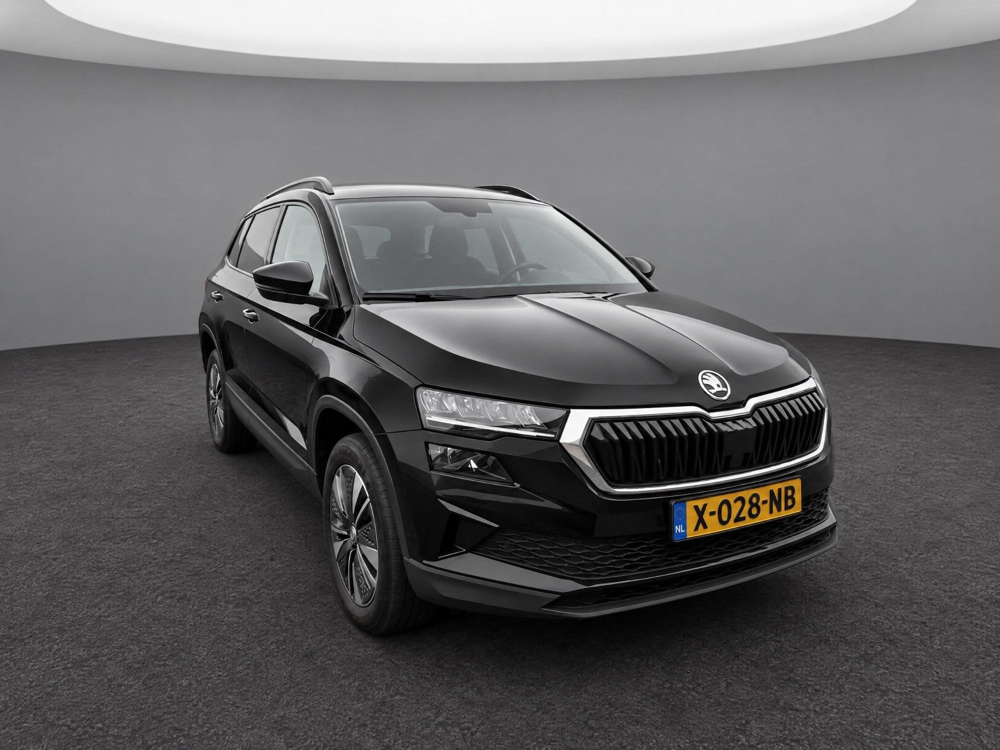Skoda Karoq 1.5 TSI ACT Business Edition | Achteruitrij Came, Auto's, Stof, 4 cilinders, Verwarmde buitenspiegels, Zwart