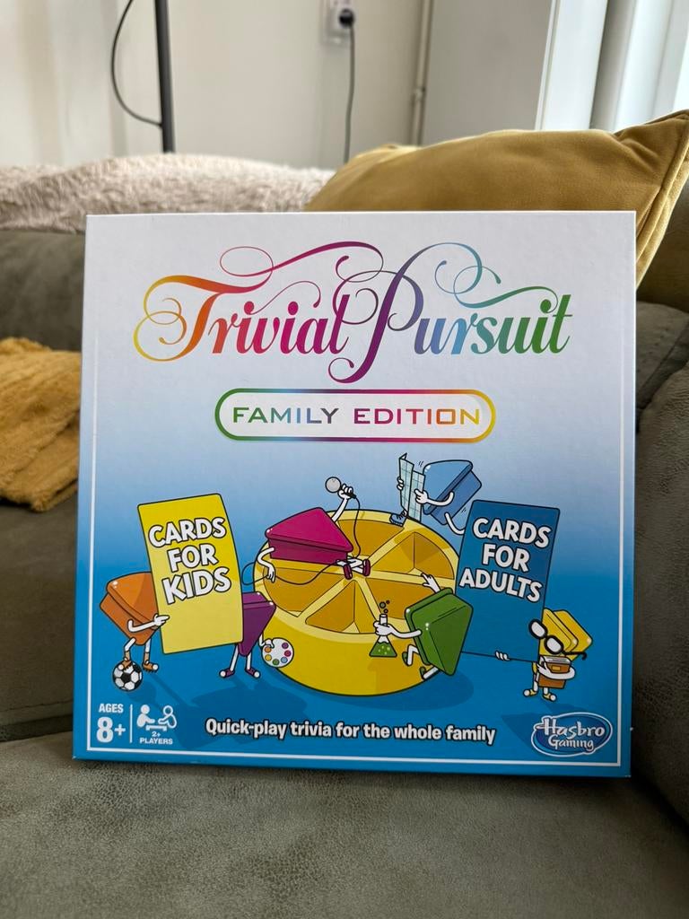 Trivial Pursuit Family Edition Engels, Hobby en Vrije tijd, Gezelschapsspellen | Bordspellen, Ophalen of Verzenden, Zo goed als nieuw