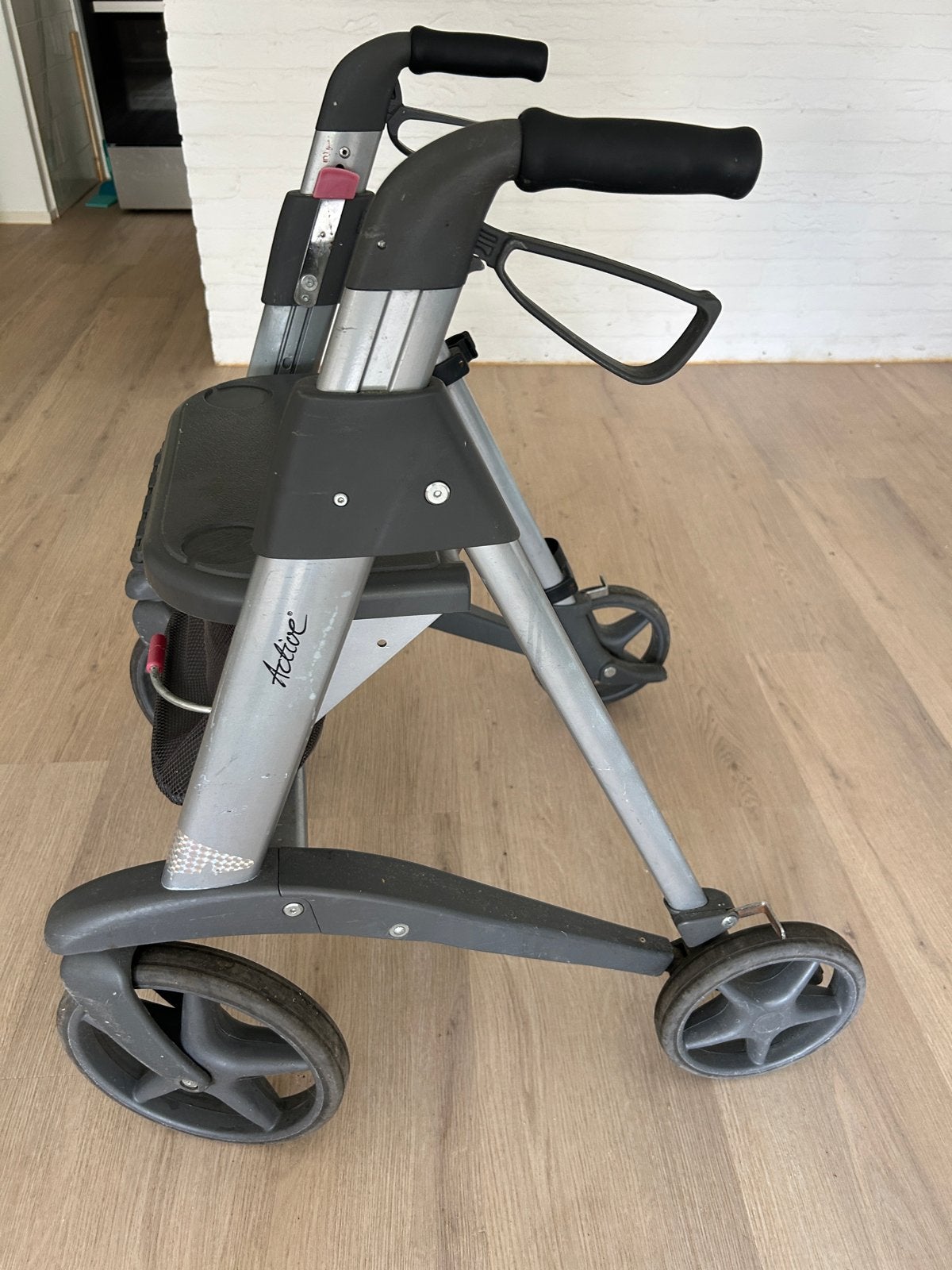 Rollator merk Active grote wielen wendbaar zitje  stokhouder, Ophalen of Verzenden, Opvouwbaar, Gebruikt