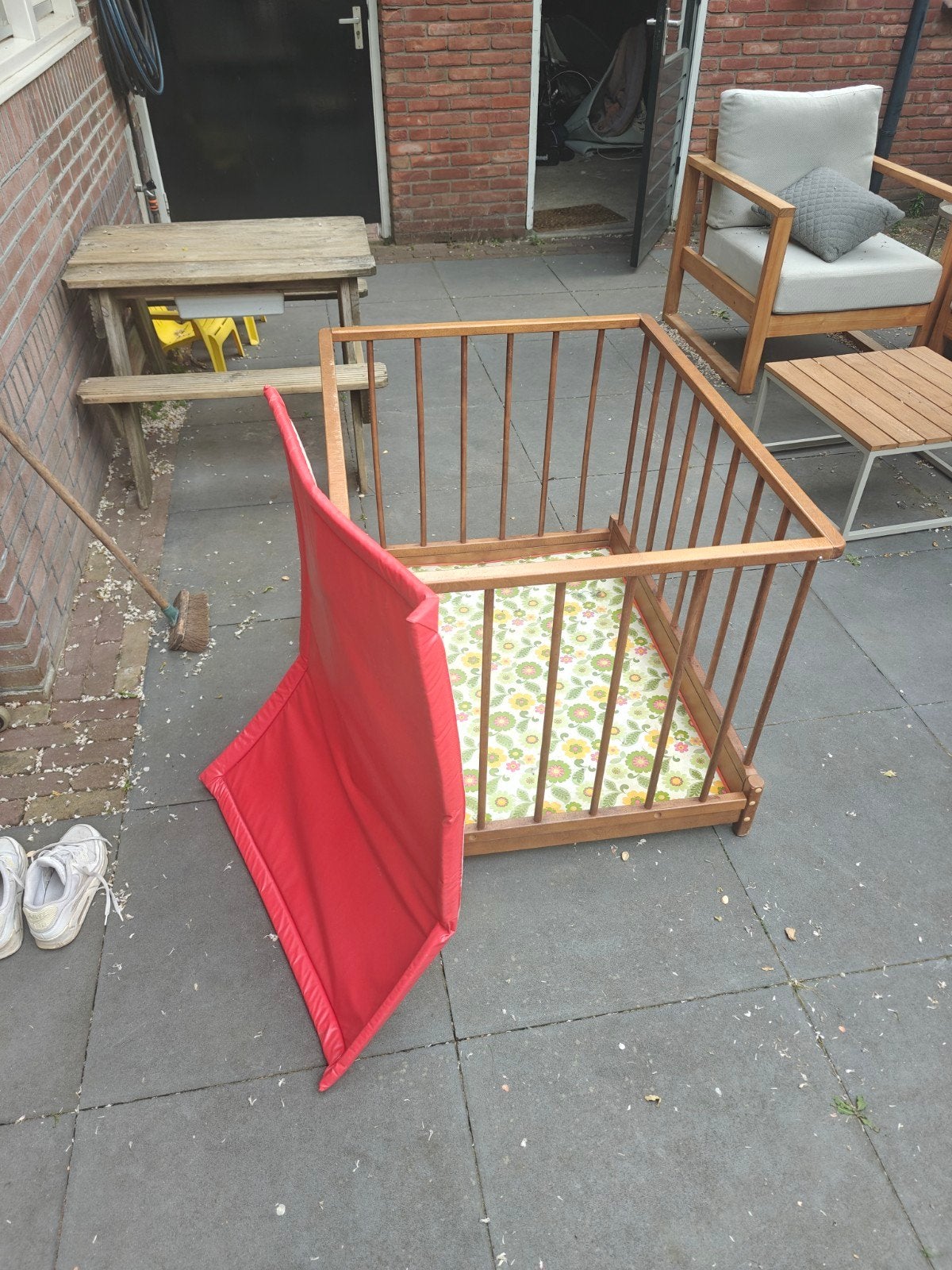 Retro houten baby box op wieltjes, 1 kant open, Ophalen, Gebruikt, Rechthoekig, Wieltjes