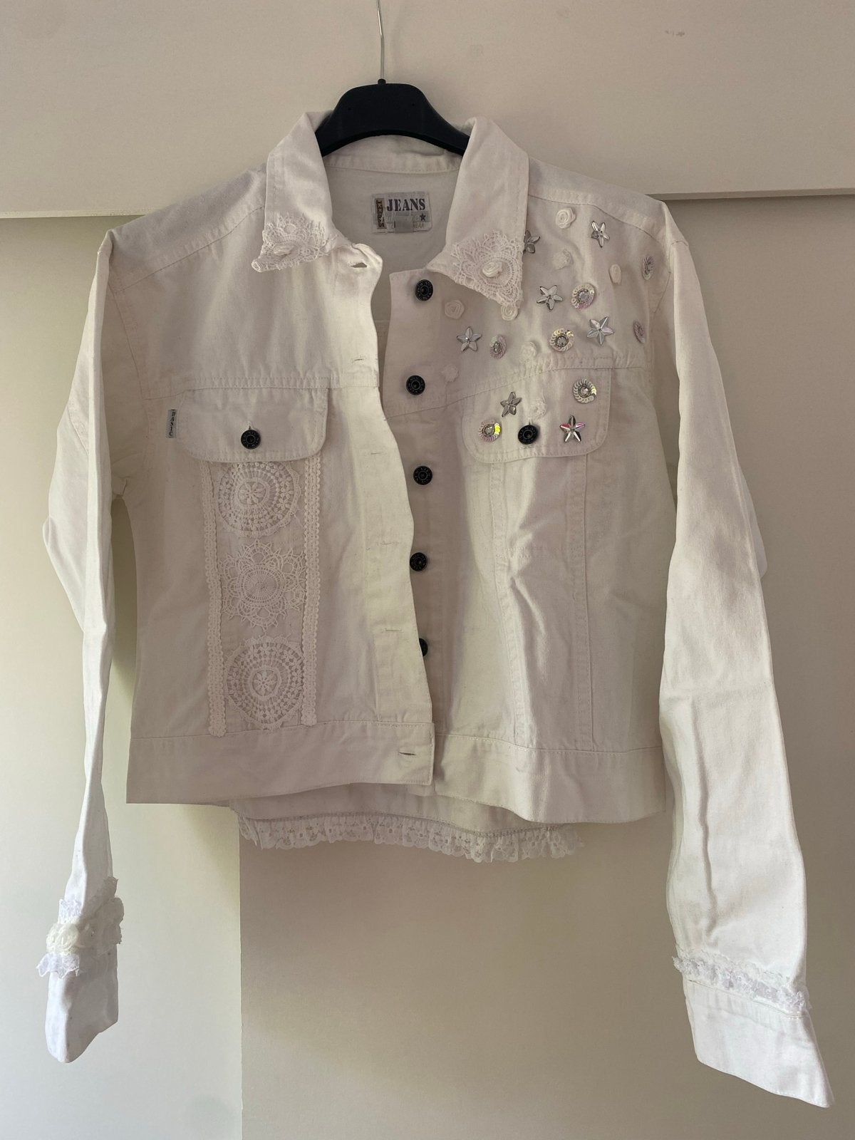 Uniek Wit Jeans Jasje met Kant en Applicaties, Ophalen of Verzenden, Zo goed als nieuw, Maat 38/40 (M), Wit
